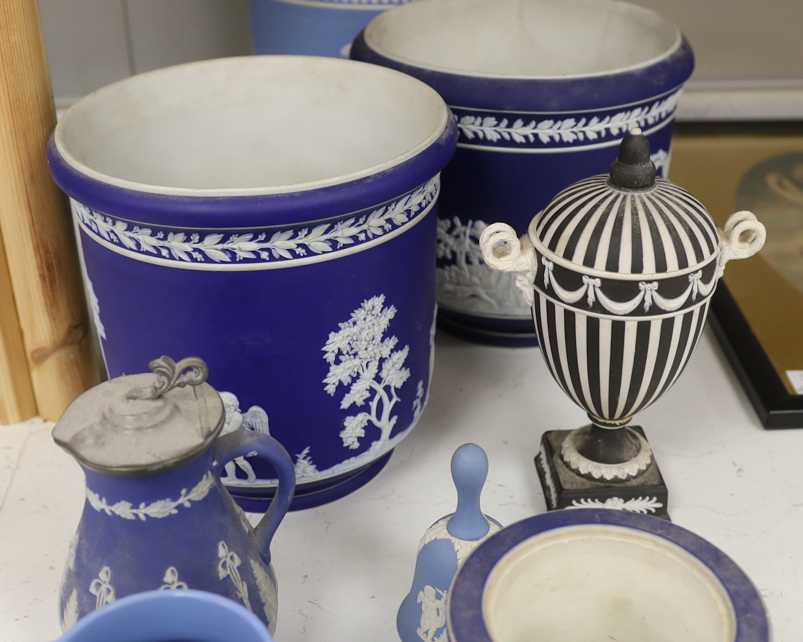 Assorted Wedgwood blue jasper wares, tallest 22.5cm (a.f.)